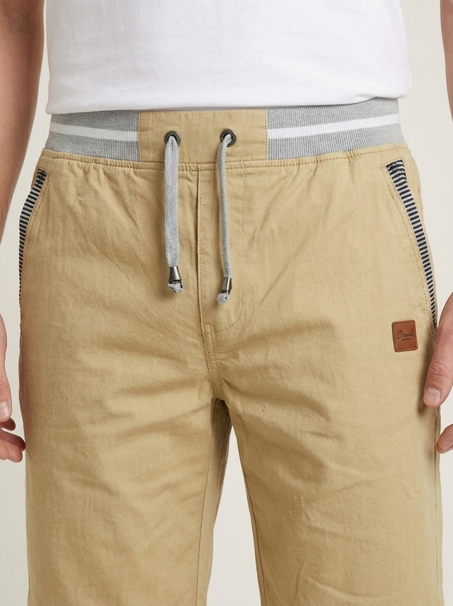 Short cargo homme kaki - détail taille élastique et poches