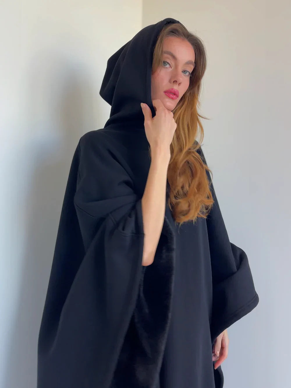 Eden – Plaid à Capuche Oversize | Votre Cocon de Confort