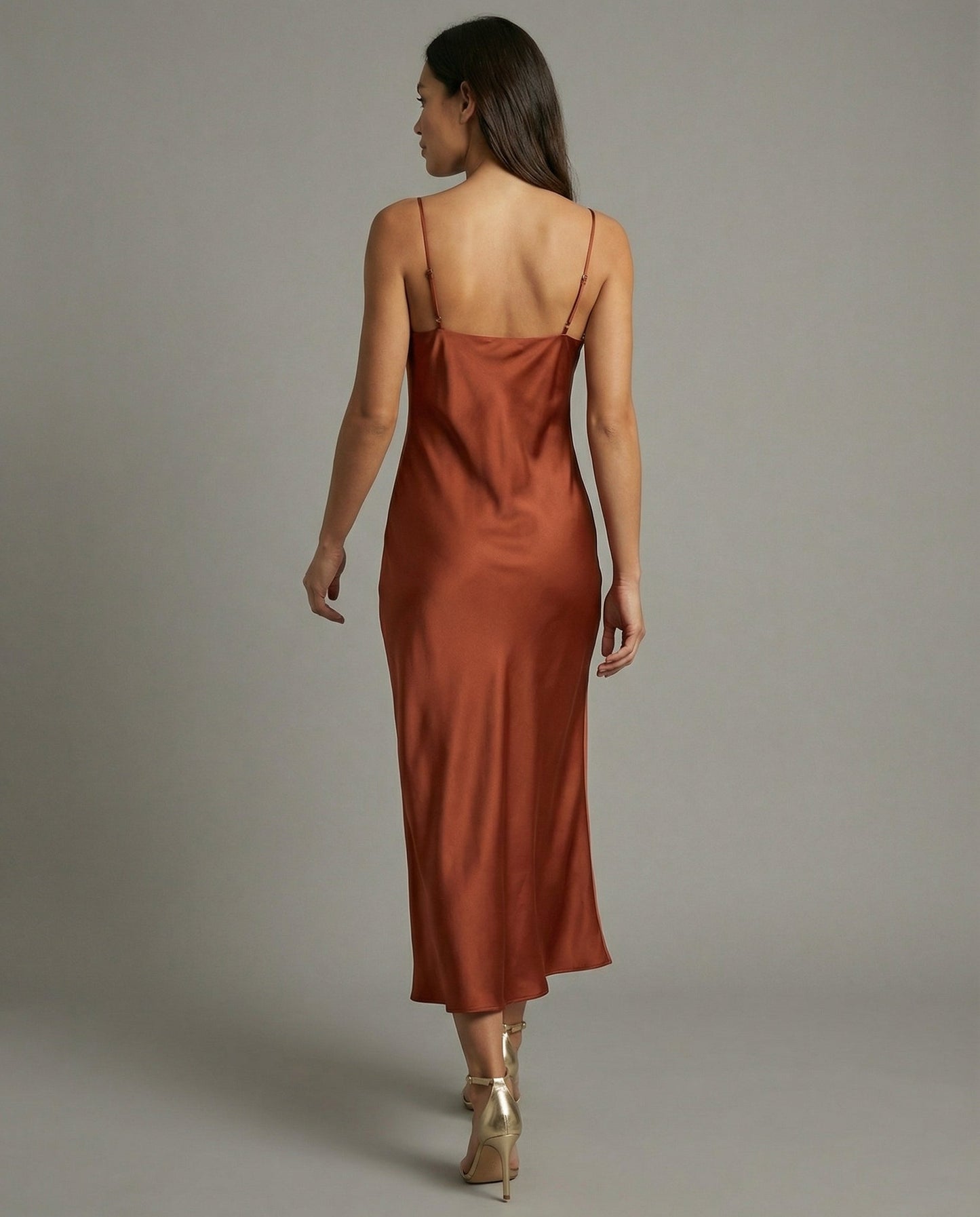 Robe satinée élégante femme tendance