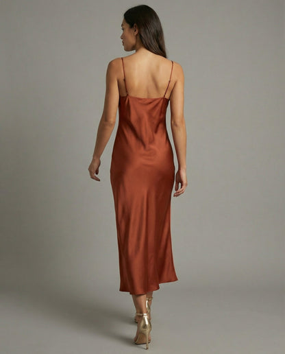 Robe satinée élégante femme tendance